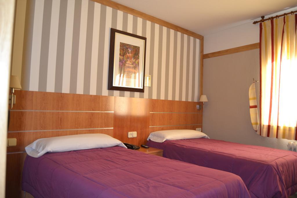 Hostal Don Juan I Alcalá de Henares Екстериор снимка