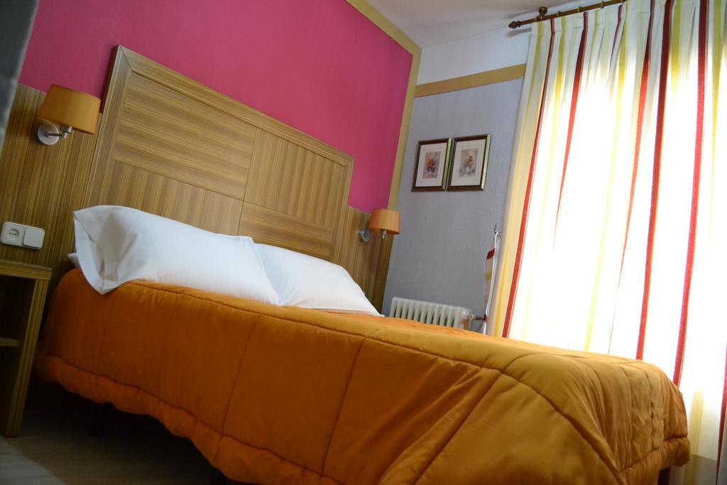 Hostal Don Juan I Alcalá de Henares Екстериор снимка
